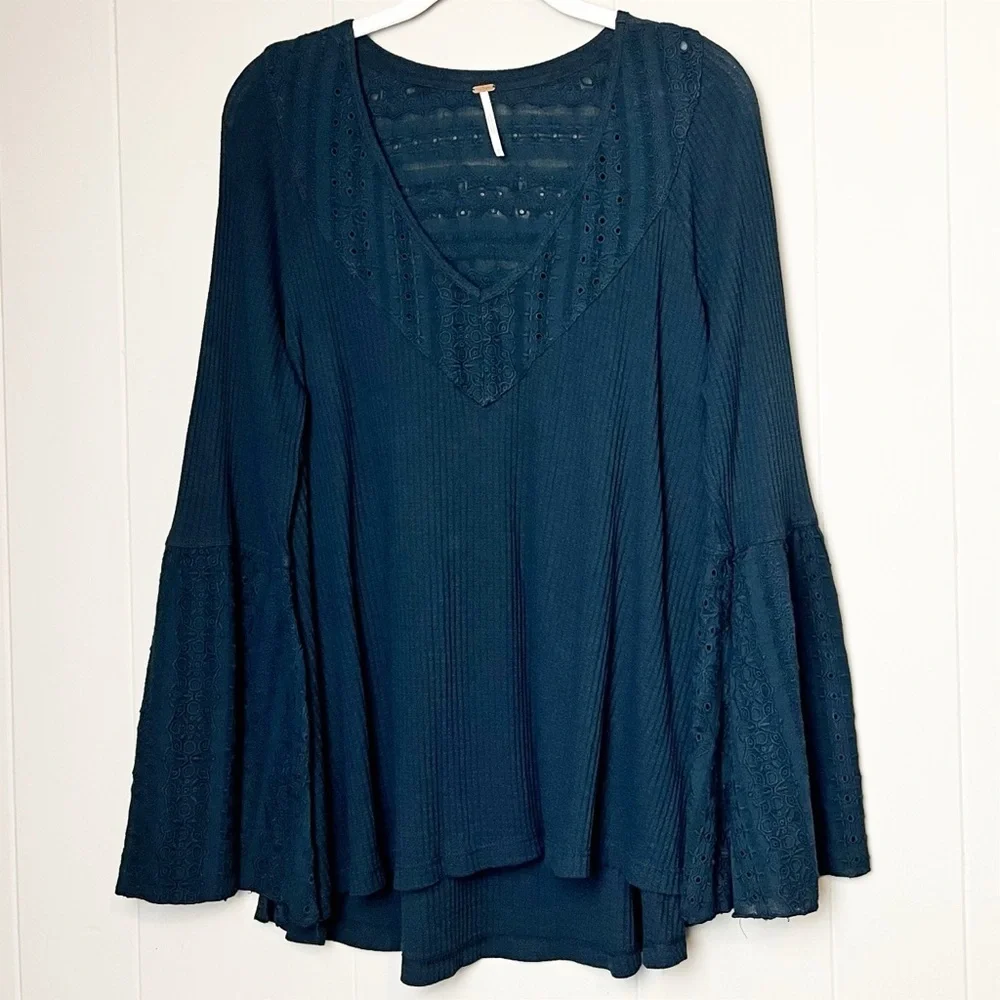 Free People Parisian Nights Top Medium black solid bell sleeve eyelet lace‎ boho